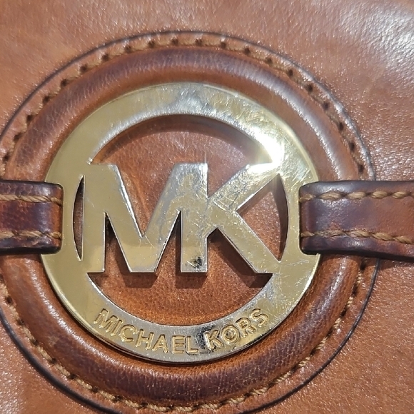 Michael Kors Tan Leather Wallet with Gold Logo - Picture 2 of 13
